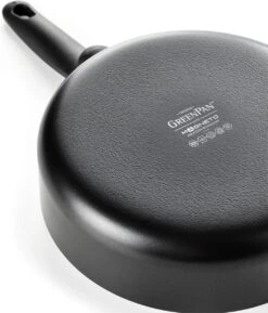 GreenPan Cambridge Hapjespan Met Deksel 28cm - Zwart - Inductie - PFAS-vrij -Keukenbenodigdheden Winkel 1026x1200 2