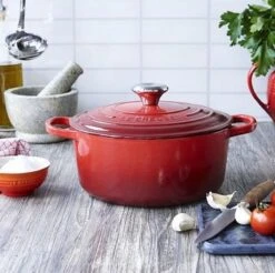 Le Creuset Signature Braadpan - 4,2 L - 24 Cm - Kersenrood 16 Le Creuset Signature Braadpan - 4,2 L - 24 Cm - Kersenrood -Keukenbenodigdheden Winkel 1200x1197 14
