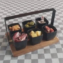 Mica Decorations - Luxe Tapas Set - 6 Zwarte Tapas Schaaltjes Op Houten Tapasplank - Servies - Borrelplank Olijfhout -Keukenbenodigdheden Winkel 1200x1197 3