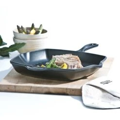 Le Creuset Gietijzeren Vierkante Grillpan - 26cm - Mat Zwart 9 Le Creuset Gietijzeren Vierkante Grillpan - 26cm - Mat Zwart -Keukenbenodigdheden Winkel 1200x1200 1094