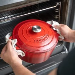 Nuovva Gietijzeren Braadpan Antiaanbaklaag Met Deksel - Sudderpan Rood - Rond - Ø24 Cm - 4.7 Liter - 100% PFAS & PFOA Vrij - Geschikt Voor Alle Warmtebronnen - Elektrisch - Gas - Halogeen - Inductie - Keramisch -Keukenbenodigdheden Winkel 1200x1200 1187