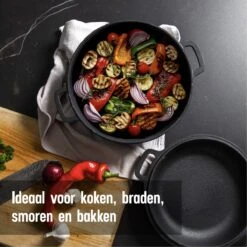 Daumonet Ducasse Gietijzeren Double Use Braadpan - Combi Sudderpan Zwart - 2-in-1 Bak- En Braadpan - PFAS & PFOA Vrij - Rond - Ø 26 Cm - 4,4 Liter - Emaille - Alle Warmtebronnen - Elektrisch - Gas - Halogeen - Inductie - Keramisch -Keukenbenodigdheden Winkel 1200x1200 1201