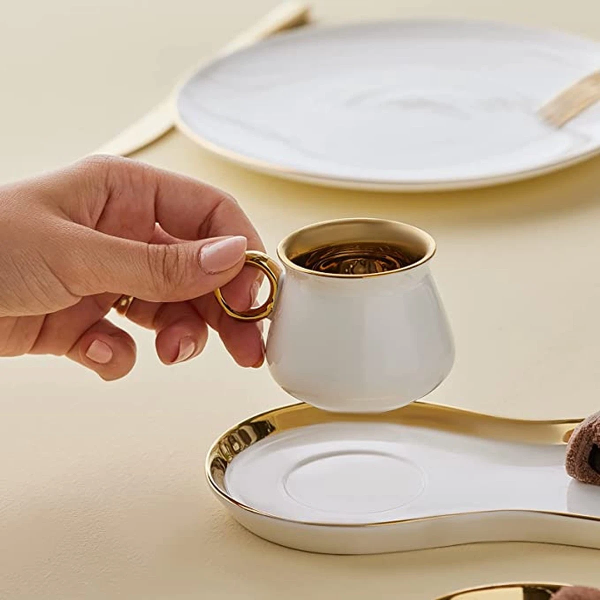 Karaca -Delon- Set Van 2 Koffiekopset-voor Twee Personen-Turkse Koffie-espresso-wit-gold-porselein- 2 Karaca -Delon- Set Van 2 Koffiekopset-voor Twee Personen-Turkse Koffie-espresso-wit-gold-porselein- - Afbeelding 2