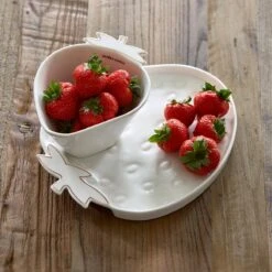 Riviera Maison Serveerschaal Aardbei, Zomers Serveerbord Voor Fruit - Tasty Strawberry Serving Dish - Wit / Goud - Porselein - 1 Stuk -Keukenbenodigdheden Winkel 1200x1200 644