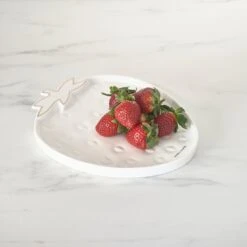 Riviera Maison Serveerschaal Aardbei, Zomers Serveerbord Voor Fruit - Tasty Strawberry Serving Dish - Wit / Goud - Porselein - 1 Stuk -Keukenbenodigdheden Winkel 1200x1200 645