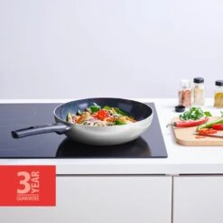 BRABANTIA INDU+ Wokpan - Keramische Antiaanbaklaag - Ø 28 Cm - Inductie - Pfas Vrij 13 BRABANTIA INDU+ Wokpan - Keramische Antiaanbaklaag - Ø 28 Cm - Inductie - Pfas Vrij -Keukenbenodigdheden Winkel 1200x1200 790