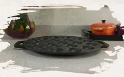 YUGN BLACK Poffertjespan Poffertjesmaker 6 Delige Set - 19 Poffertjes Incl Doseerfles Kwast Poffertjesvork Siliconen Ovenwanten - Platte Onderkant Poffertjespan Inductie Poffertjespan Elektrisch - Cadeau Tip -Keukenbenodigdheden Winkel 1200x751 1