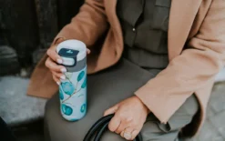 Kambukka Etna Thermosbeker 500 Ml - Makkelijk Reinigen - Lekvrije Koffiebeker - Eucalyptus Leaves -Keukenbenodigdheden Winkel 1200x752