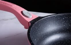 Royalty Line Inductie Pannenset - Luxe 14-delige Pannenset Marmeren Coating - Pannen Met Afneembare Handvaten - Oven-Ready - PFAS-Vrij - Voor Alle Warmtebronnen - Afneembare Koudgrepen - Antiaanbaklaag - Koekenpan Met Glazen Deksels - Roze -Keukenbenodigdheden Winkel 1200x757 2