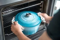 Nuovva Gietijzeren Braadpan Antiaanbaklaag Met Deksel - Sudderpan Blauw - Rond - Ø24 Cm - 4,7 Liter - 100% PFAS & PFOA Vrij - Geschikt Voor Alle Warmtebronnen - Elektrisch - Gas - Halogeen - Inductie – Keramisch -Keukenbenodigdheden Winkel 1200x800 147