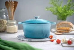Nuovva Gietijzeren Braadpan Antiaanbaklaag Met Deksel - Sudderpan Blauw - Rond - Ø24 Cm - 4,7 Liter - 100% PFAS & PFOA Vrij - Geschikt Voor Alle Warmtebronnen - Elektrisch - Gas - Halogeen - Inductie – Keramisch -Keukenbenodigdheden Winkel 1200x800 148