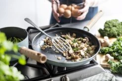 GreenPan Mayflower Koekenpannenset Ø 20cm + Ø 24cm + 1 Accessoire - Lichtblauw - Inductie - PFAS-vrij 23 GreenPan Mayflower Koekenpannenset Ø 20cm + Ø 24cm + 1 Accessoire - Lichtblauw - Inductie - PFAS-vrij -Keukenbenodigdheden Winkel 1200x800 184