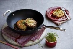 Le Creuset Wokpan - Met Steel - Les Forgées TNS - ø 26 Cm / 3.4 Liter - Standaard Anti-aanbaklaag -Keukenbenodigdheden Winkel 1200x800 95