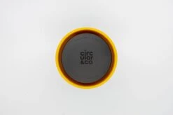 Circular&Co. Herbruikbare To Go Koffiebeker (rCUP) Zwart/geel 12oz/340ml 17 Circular&Co. Herbruikbare To Go Koffiebeker (rCUP) Zwart/geel 12oz/340ml -Keukenbenodigdheden Winkel 1200x801 7