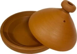 Marokkaanse Authentieke Handgemaakte Aardewerk Tajine Naturel 33 Cm - Ongeglazuurd En Loodvrij 6 Marokkaanse Authentieke Handgemaakte Aardewerk Tajine Naturel 33 Cm - Ongeglazuurd En Loodvrij -Keukenbenodigdheden Winkel 1200x845 3