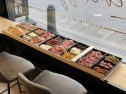 Sjoelbak - Borrelsjoelbak - Hapjesplank - Borrelplank - Mini Sjoelbak 120 Cm Met Zwarte Bakjes - Kleine Sjoelbakken -Keukenbenodigdheden Winkel 1200x899 1