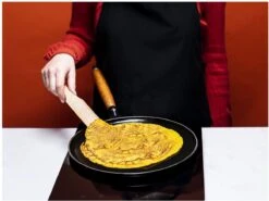 Staub Flensjespan - Houten Steel - 28 Cm - Zwart -Keukenbenodigdheden Winkel 1200x899 6