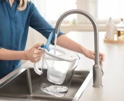 BRITA - Waterfilterkan Style Cool - Blauw - 2,4L + 3 MAXTRA+ Waterfilterpatronen 25 BRITA - Waterfilterkan Style Cool - Blauw - 2,4L + 3 MAXTRA+ Waterfilterpatronen -Keukenbenodigdheden Winkel 1200x977