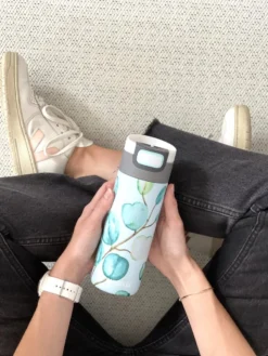 Kambukka Etna Thermosbeker 500 Ml - Makkelijk Reinigen - Lekvrije Koffiebeker - Eucalyptus Leaves -Keukenbenodigdheden Winkel 900x1200 2