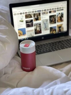 Kambukka Olympus Thermosbeker 300 Ml - Makkelijk Reinigen - Lekvrije Koffiebeker - RVS - Cherry Cake -Keukenbenodigdheden Winkel 900x1200 3